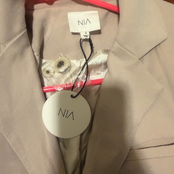 Cropped Beige Tailored Blazer with Single-Button Closure - Picture 8 of 10